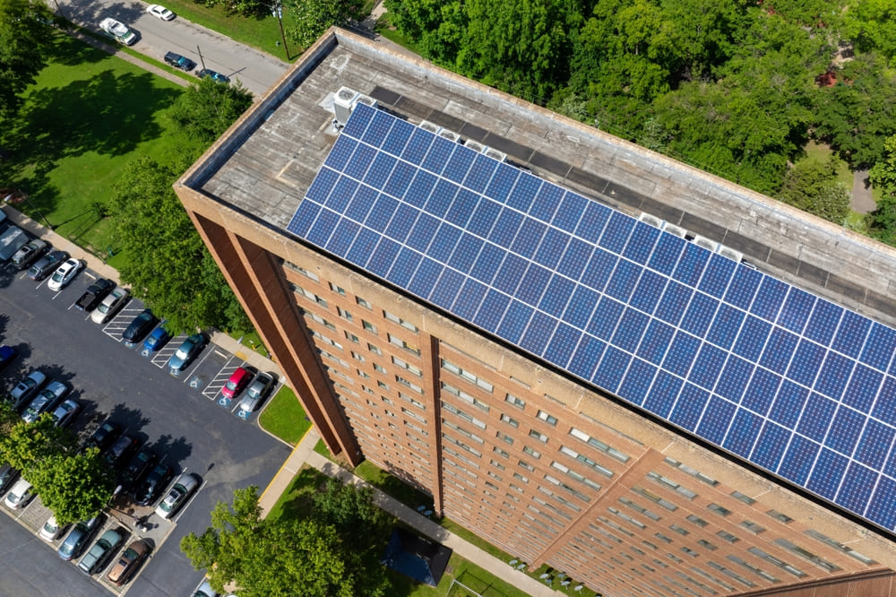 É possível instalar energia solar em condomínio
